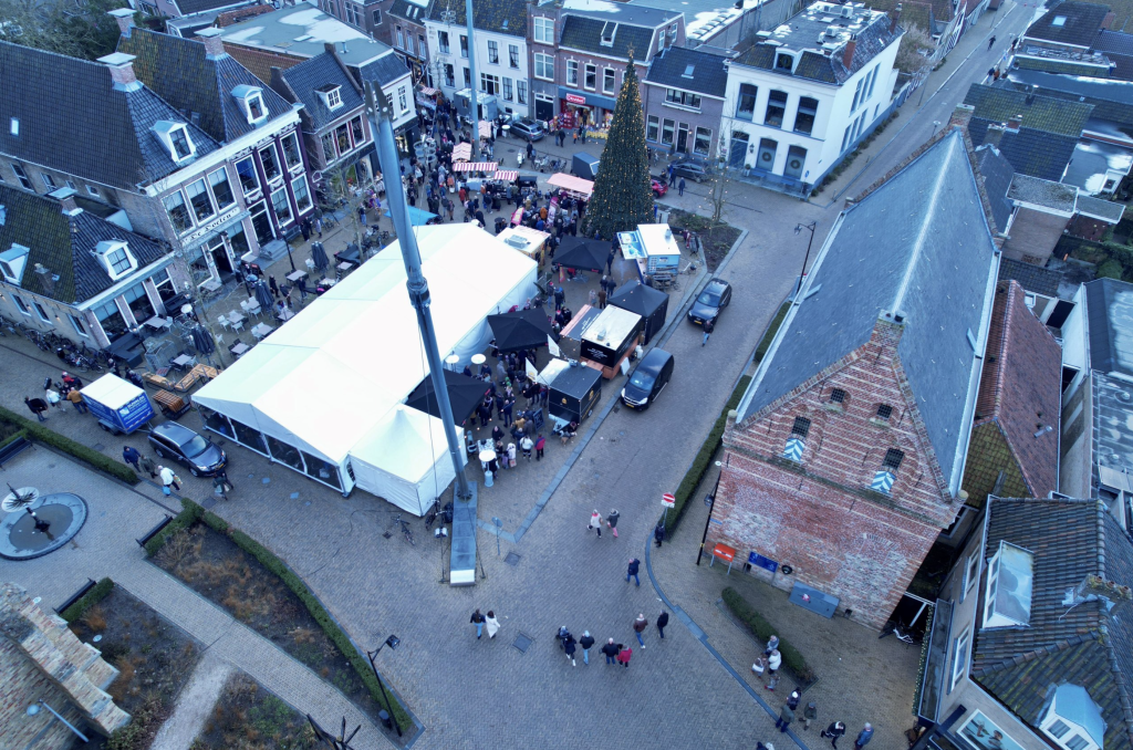 Tent op Breedeplaats in Franeker vanwege Kryst yn Frjentsjer.